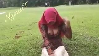 Bokep Indo Hijab Pamer Body Di Taman